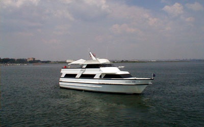 Motor yacht Cloud 9 III starboard boe
